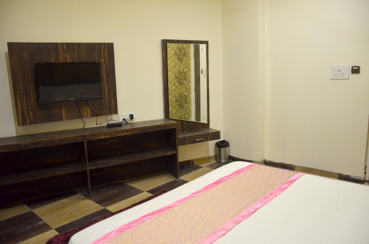 The Grand Orion Hotel Chinhat Esterno foto