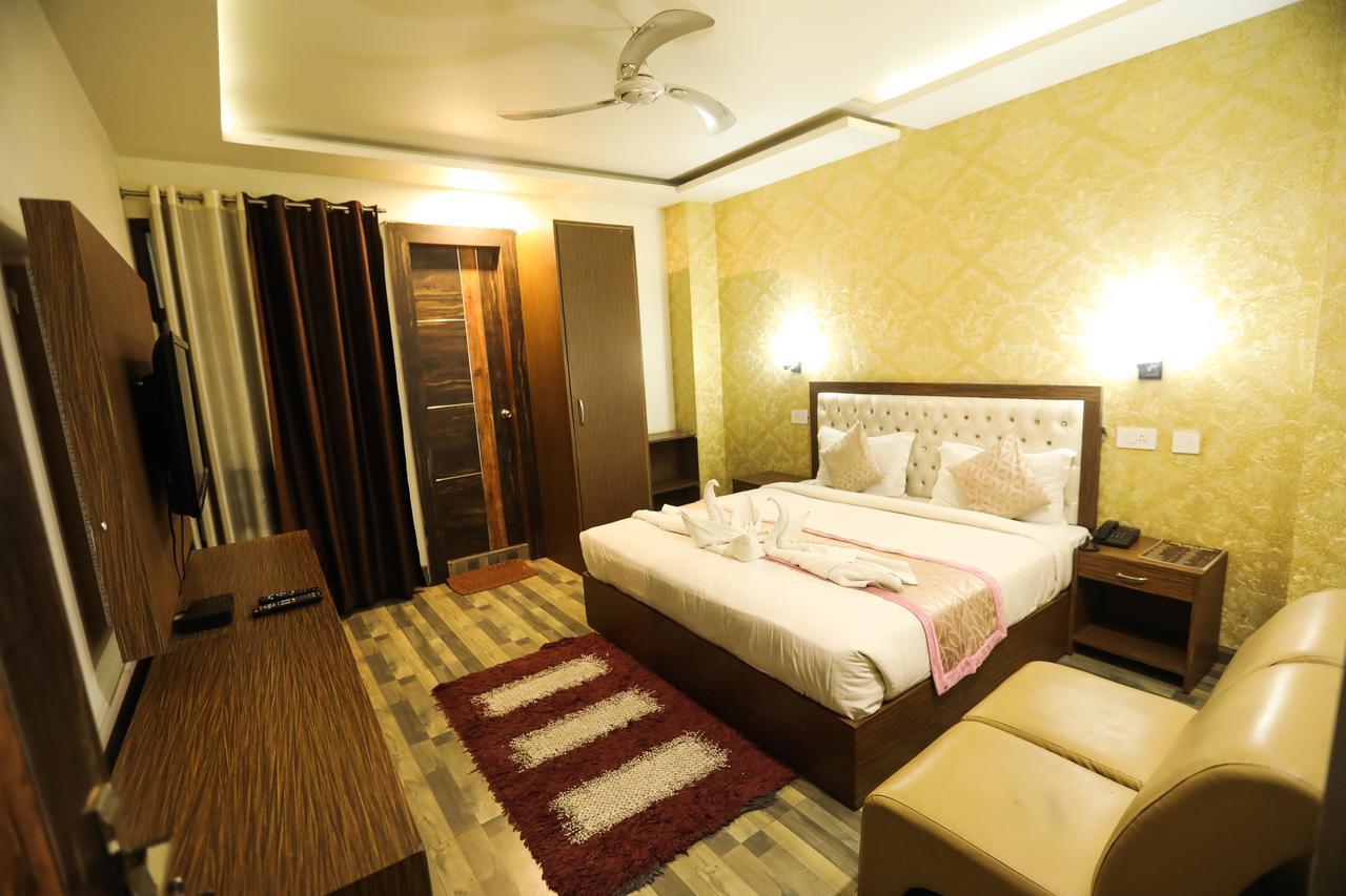 The Grand Orion Hotel Chinhat Esterno foto