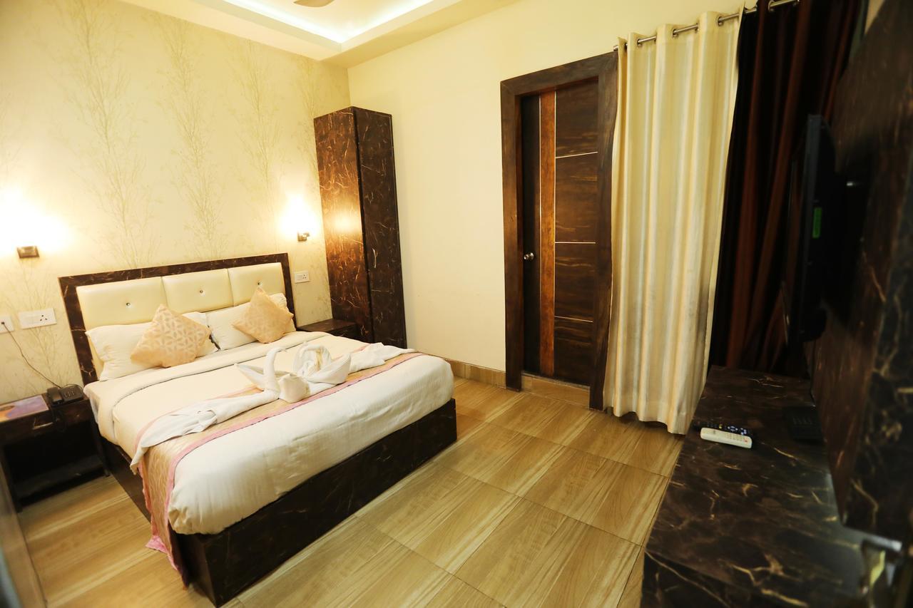 The Grand Orion Hotel Chinhat Esterno foto